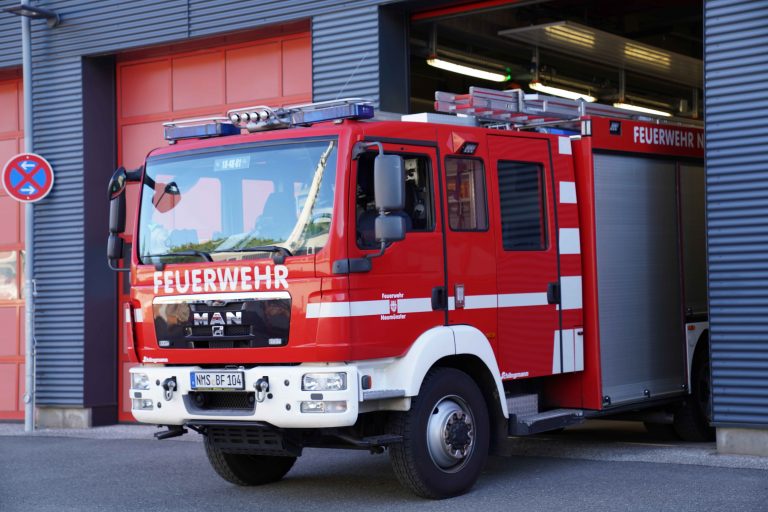 Löschfahrzeug Neumünster beim Ausfahren aus der Feuerwache